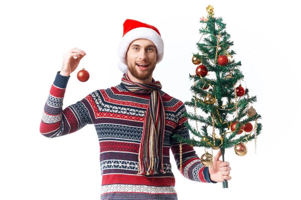 Hombre emocional con un árbol en sus manos adornos vacaciones diversión fondo aislado — Foto de Stock