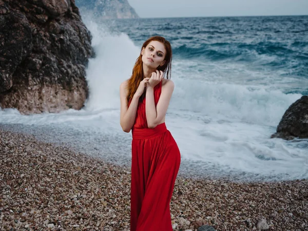 Γυναίκα Κόκκινο Φόρεμα Ποζάρει Στην Ακτή — Φωτογραφία Αρχείου