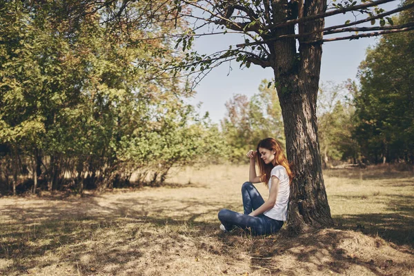Žena Odpočívat Venkově Stromu — Stock fotografie