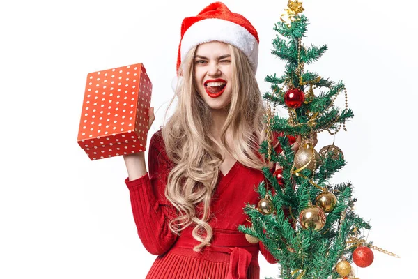 サンタさんの笑顔はプレゼントと木で — ストック写真