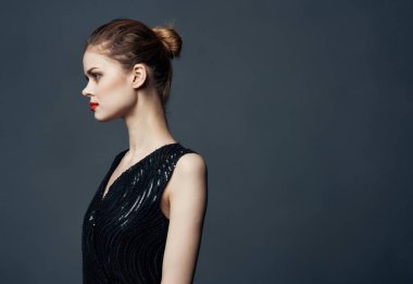 Neşeli kadın. Kızıl saç cazibesi. Kozmetik esmer arka plan.