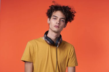 Kulaklıklı adam müzik teknolojisi yaşam tarzı stüdyosu dinliyor.