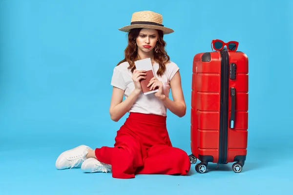 Mujer con pasaporte maleta roja y billetes de avión destino de vacaciones — Foto de Stock