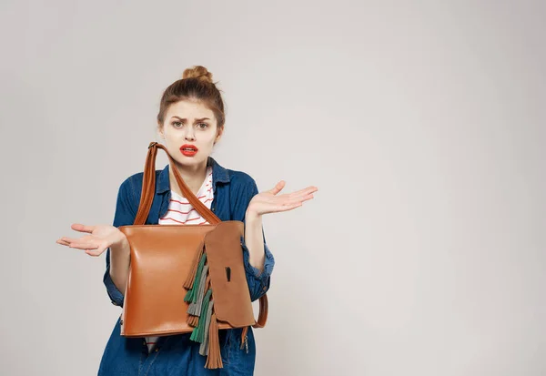 Веселая женщина подросток рюкзак современный стиль позирования — стоковое фото