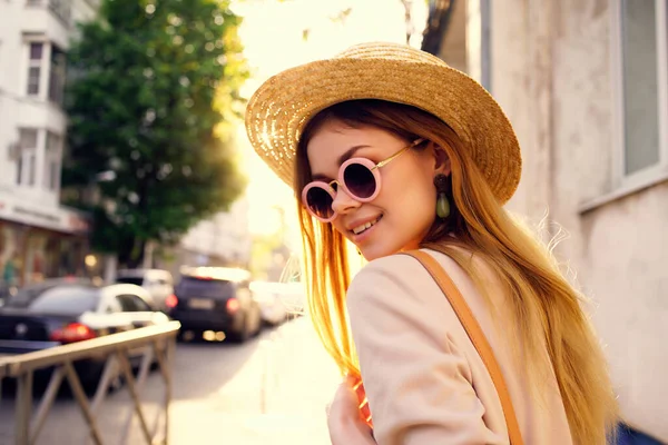 Mujer atractiva ciudad paseo divertido moda aire fresco estilo de vida — Foto de Stock