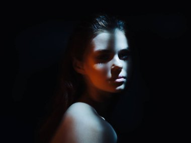 Güzel kadın vücut cazibesine sahip karanlık oda ışığı