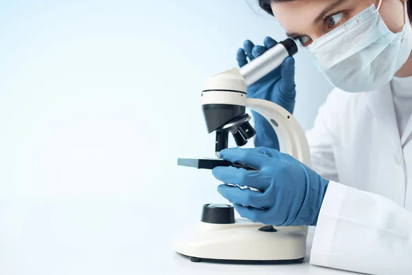 Mujer laboratorio asistente microscopio investigación biotecnología nada — Foto de Stock