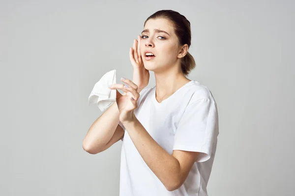 Mujer en camiseta blanca pañuelo frío problemas de salud — Foto de Stock