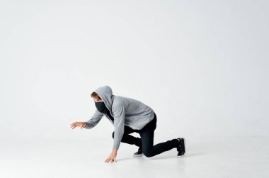 Maskeli adam, güvenlik hırsızlığı ihtarıyla karşı karşıya.