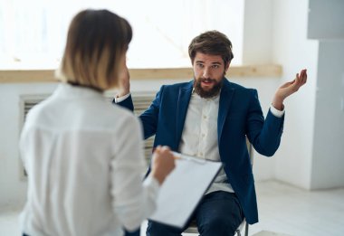 Hasta iletişim sorunları olan kadın psikolog