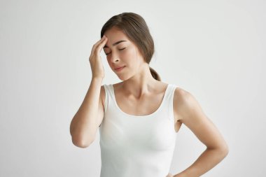 Kafasını tutan kadının migren sağlık sorunları olumsuz.