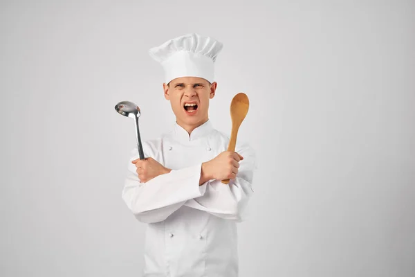 Chef avec une louche dans les mains Restaurant de cuisine professionnel — Photo
