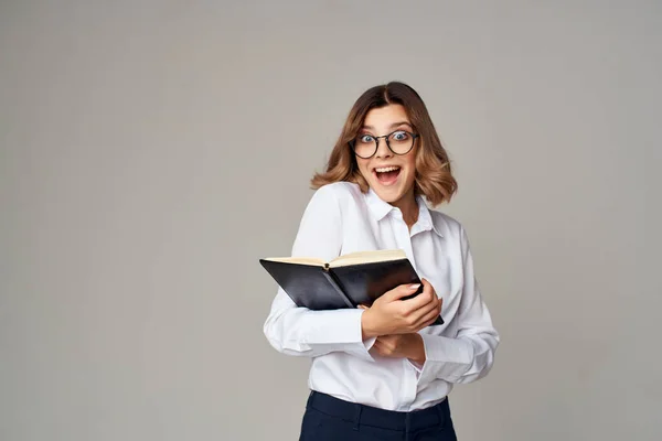 Affari donna camicia bianca segretario documenti di lavoro — Foto Stock