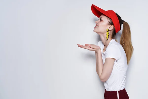 Donna alla moda in berretto rosso posa sfondo luce estate — Foto Stock