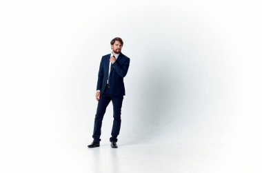 Takım elbiseli adam başarılı, mutlu patron.