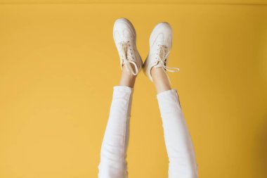 Kadın ayakkabıları spor ayakkabıları yaşam tarzı pozu