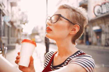 Kadınlar yaz tatilinde dışarıda kahve içerler.