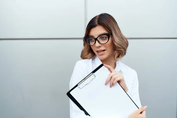 Obchodní žena profesionální pracovní dokumenty životní styl — Stock fotografie