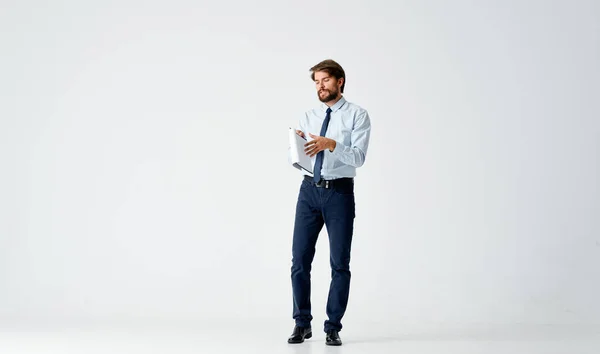Бизнесмен в рубашке с галстуком документы офис-менеджер — стоковое фото