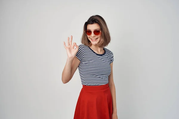 Donna che indossa occhiali da sole gonna rossa moda estate posa — Foto Stock