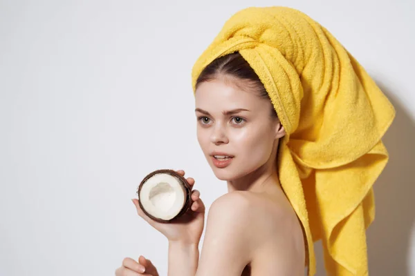 Frau mit nackten Schultern Kokosfrucht Frische Tropen — Stockfoto