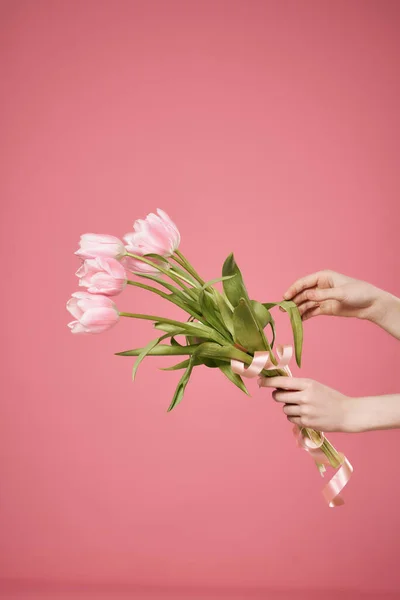 Букет квітів в руці і подарункова романтика літній рожевий фон — стокове фото