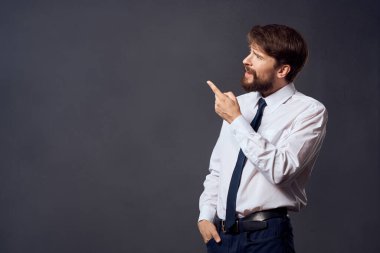 Yönetici duyguları el hareketleri izole edilmiş arkaplan