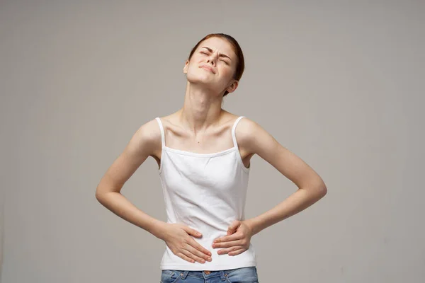 Vrouw liespijn intieme ziekte gynaecologie licht achtergrond — Stockfoto