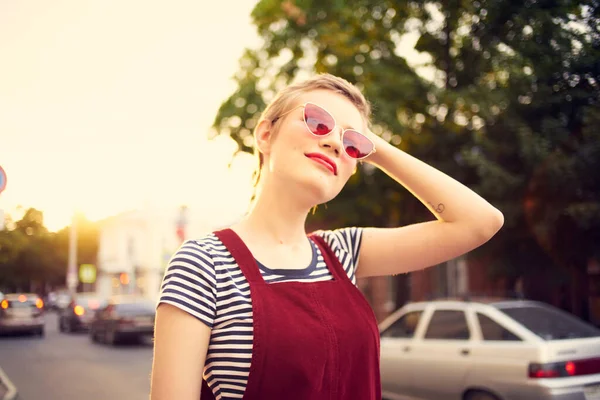 Kvinna bär solglasögon utomhus poserar sommar mode — Stockfoto