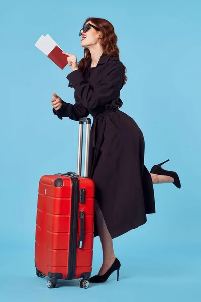 Zakelijke vrouw in zwarte jas dragen zonnebril professionele elegante stijl blauwe achtergrond — Stockfoto