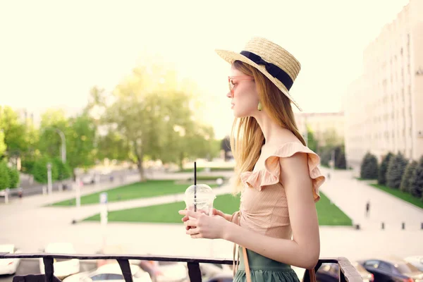 Mujer bonita camina en el parque al aire libre con una bebida de verano — Foto de Stock