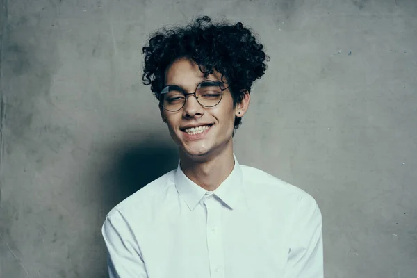 Chico alegre en camisa blanca de moda posando fondo aislado — Foto de Stock