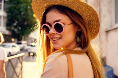 Şapka ve gözlük takan güzel bir kadın.