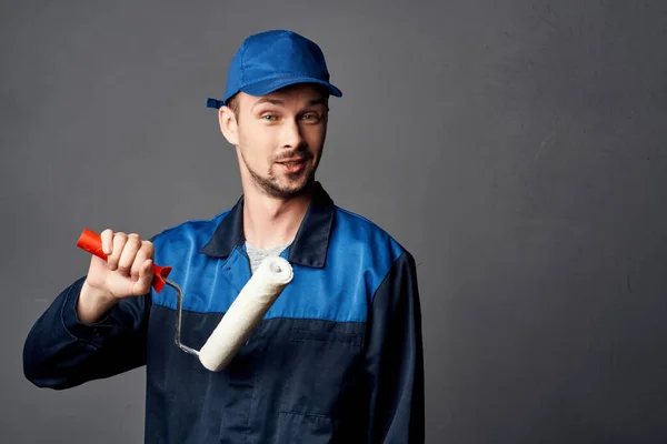 Hombre en uniforme de trabajo pintor reparación interior profesional — Foto de Stock