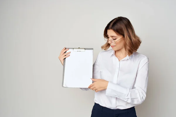 Kobieta w białej koszuli dokumenty biuro oficjalny sukces — Zdjęcie stockowe