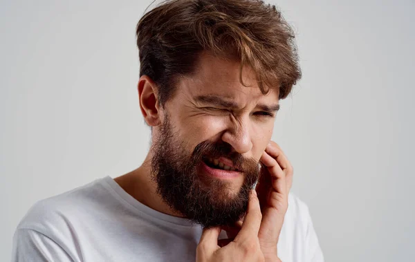 Skäggig man som håller i ansiktet tandvärk — Stockfoto