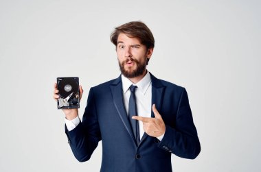 Takım elbiseli iş adamı sabit disk veri kurtarma