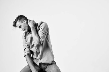 Tişörtlü neşeli adam şık saç stili zarif stüdyo.