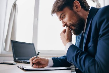 Ofis duyguları teknolojilerinde bir dizüstü bilgisayar için çalışan yönetici.