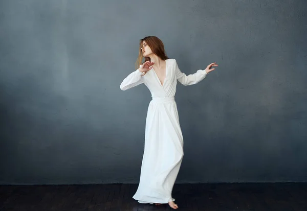 Mulher de vestido branco dança posando glamour desempenho — Fotografia de Stock