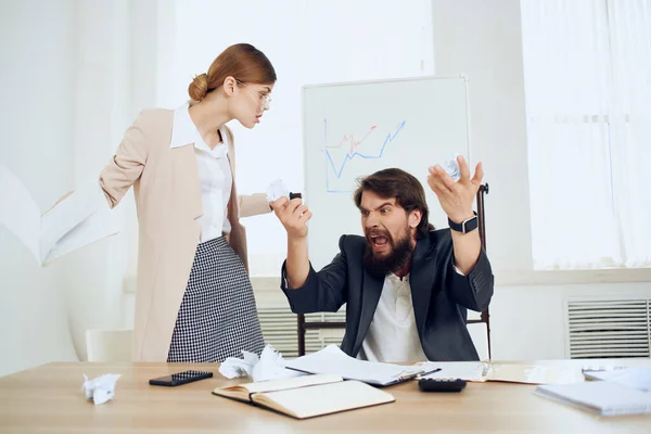 Business man and woman in office παρενόχληση Πρόβλημα σύγκρουσης — Φωτογραφία Αρχείου