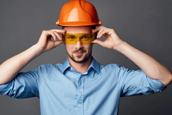 Homem na construção uniforme camisa azul gesto mãos emoções trabalho — Fotografia de Stock
