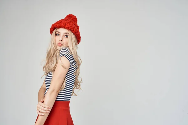 Blond i fashionabla kläder röd hatt ljus bakgrund livsstil — Stockfoto