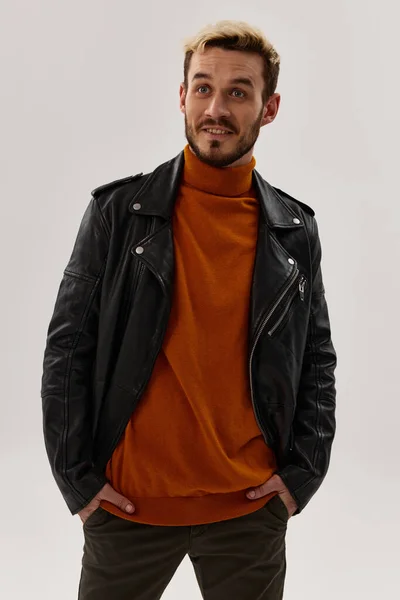 快乐的男人，留着胡子，穿着皮夹克，橙色毛衣，裤子模型 — 图库照片