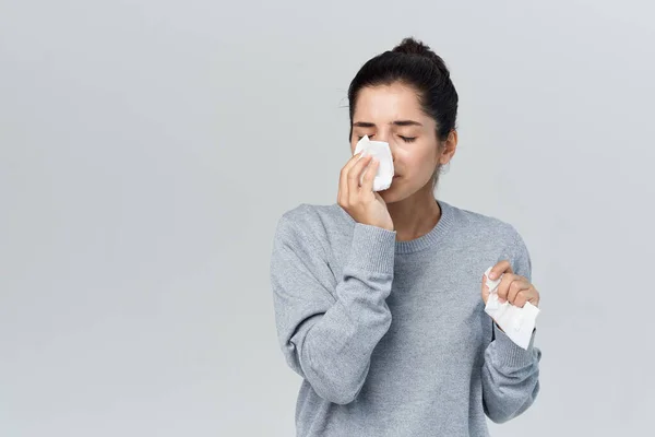 Γυναίκα σε πουλόβερ μαντήλι κρύο μόλυνση δυσαρέσκεια — Φωτογραφία Αρχείου