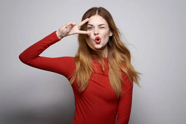 Bela mulher em vestido vermelho posando luxo mão gesto estúdio — Fotografia de Stock