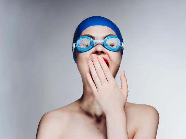 Mujer deportiva con boca abierta piscina profesional — Foto de Stock