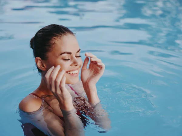 Женщина в купальнике с закрытыми глазами бассейн отдыха — стоковое фото