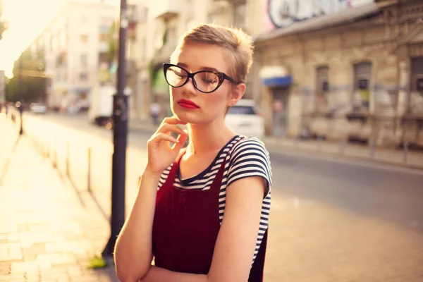 Kort hår kvinna bär glasögon promenad sol semester — Stockfoto