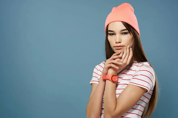 Lány rózsaszín kalap gazdaság haj divat kozmetikumok nyári stílus — Stock Fotó